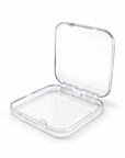 Caja acrílica transparente de 75 × 75 mm vacía, con la tapa abierta y las bisagras visibles.