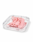 Caja acrílica transparente de 75 × 75 mm cerrada, con moldes rosas de lifting visibles a través de la tapa.