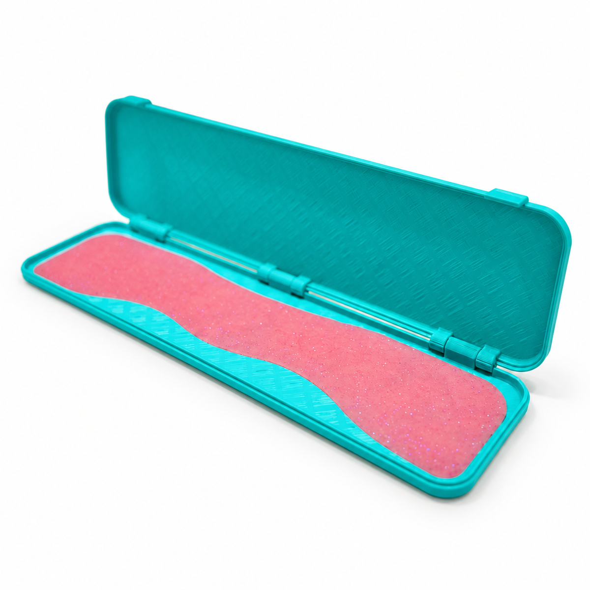 Estuche cian abierto con un parche rosa de silicona para cejas en su interior.