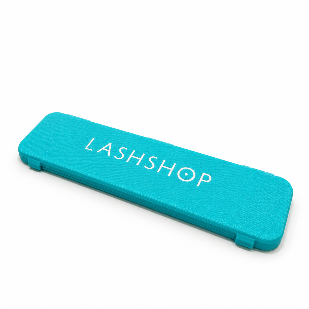 Estuche protector cian LASHSHOP para parches de silicona de cejas, cerrado y visto en perspectiva.