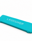 Estuche protector cian LASHSHOP para parches de silicona de cejas, cerrado y visto en perspectiva.
