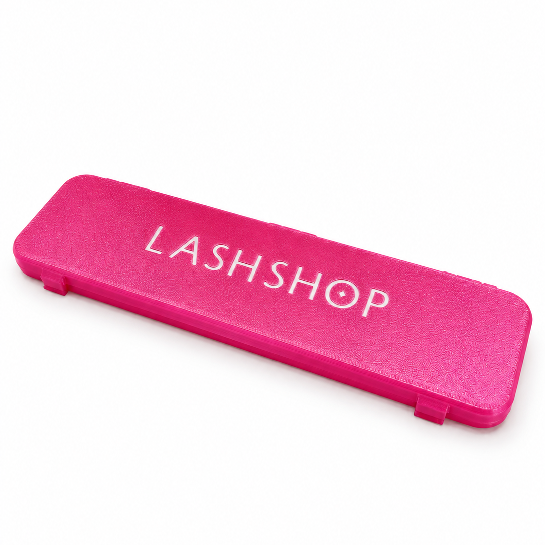 Estuche protector rosa LASHSHOP para parches de silicona de cejas, cerrado y visto en perspectiva.