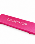 Estuche protector rosa LASHSHOP para parches de silicona de cejas, cerrado y visto en perspectiva.