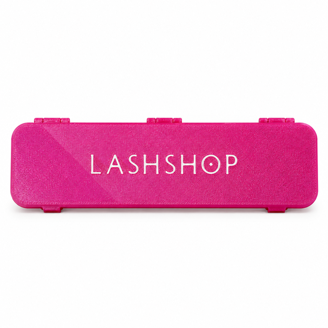 Vista superior del estuche rosa cerrado para parches de silicona de cejas, con el logotipo LASHSHOP.