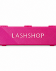 Vista superior del estuche rosa cerrado para parches de silicona de cejas, con el logotipo LASHSHOP.
