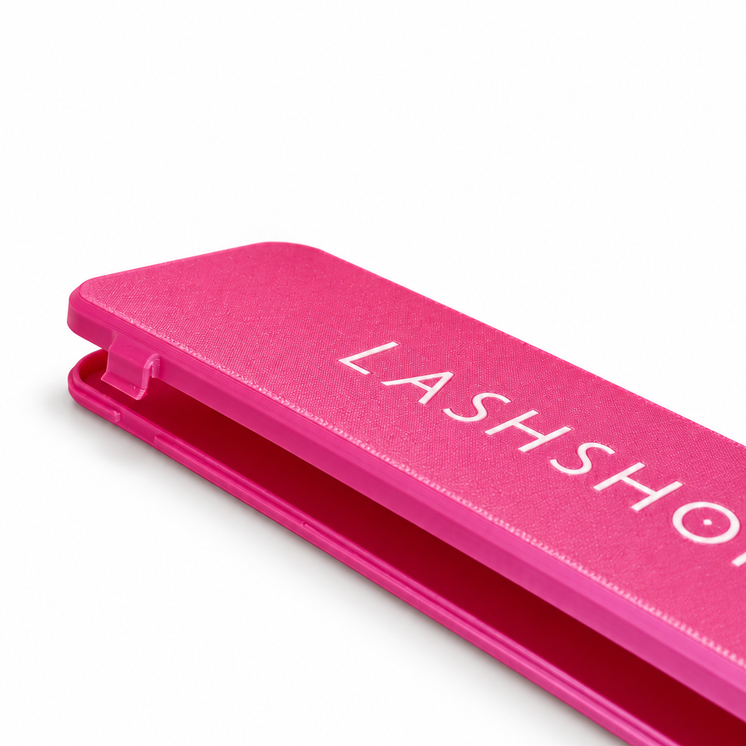 Detalle del estuche rosa para parches de silicona de cejas, con la tapa entreabierta y el cierre visible.