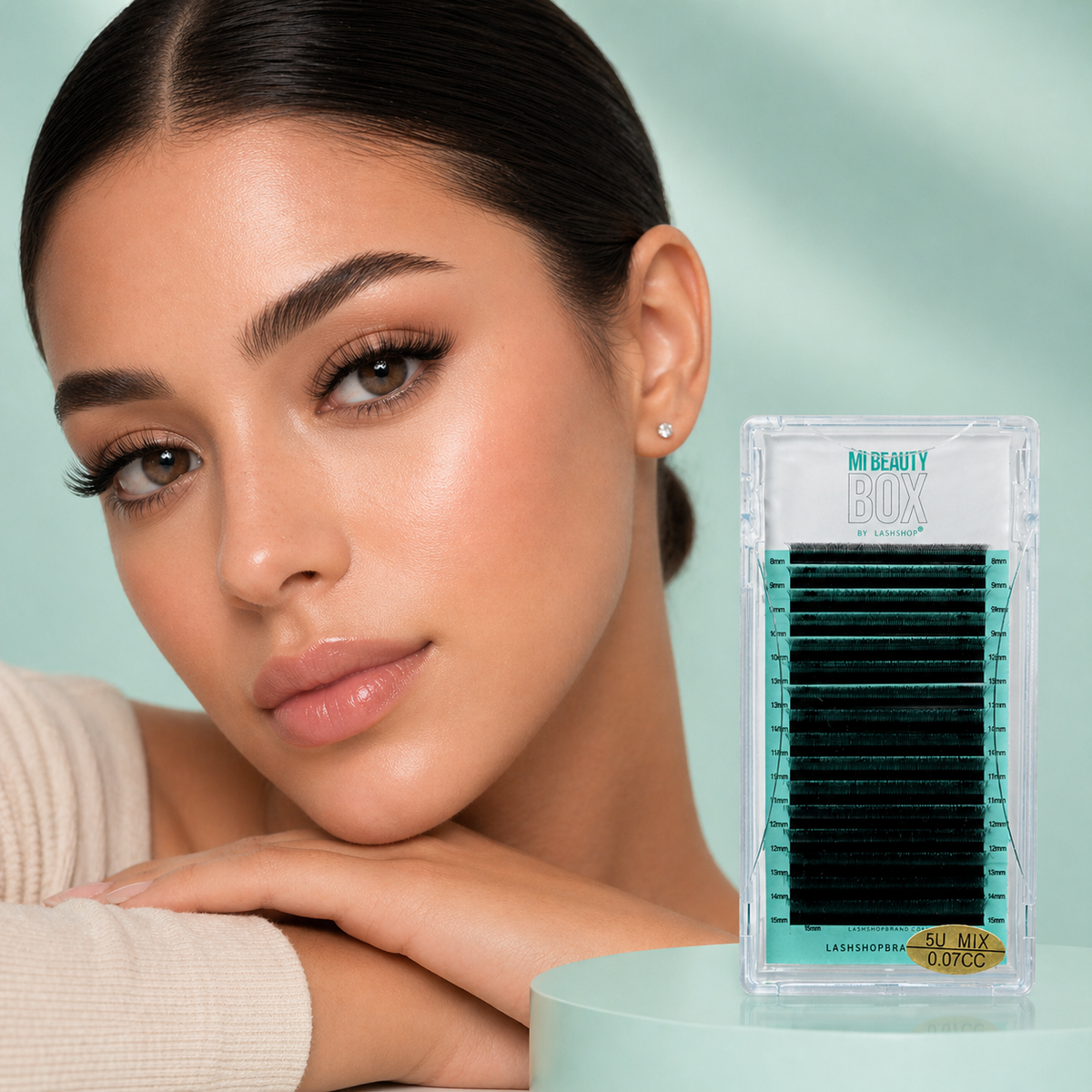 MiBeauty Box fibra U de LashShop junto a una modelo con extensiones de pestañas