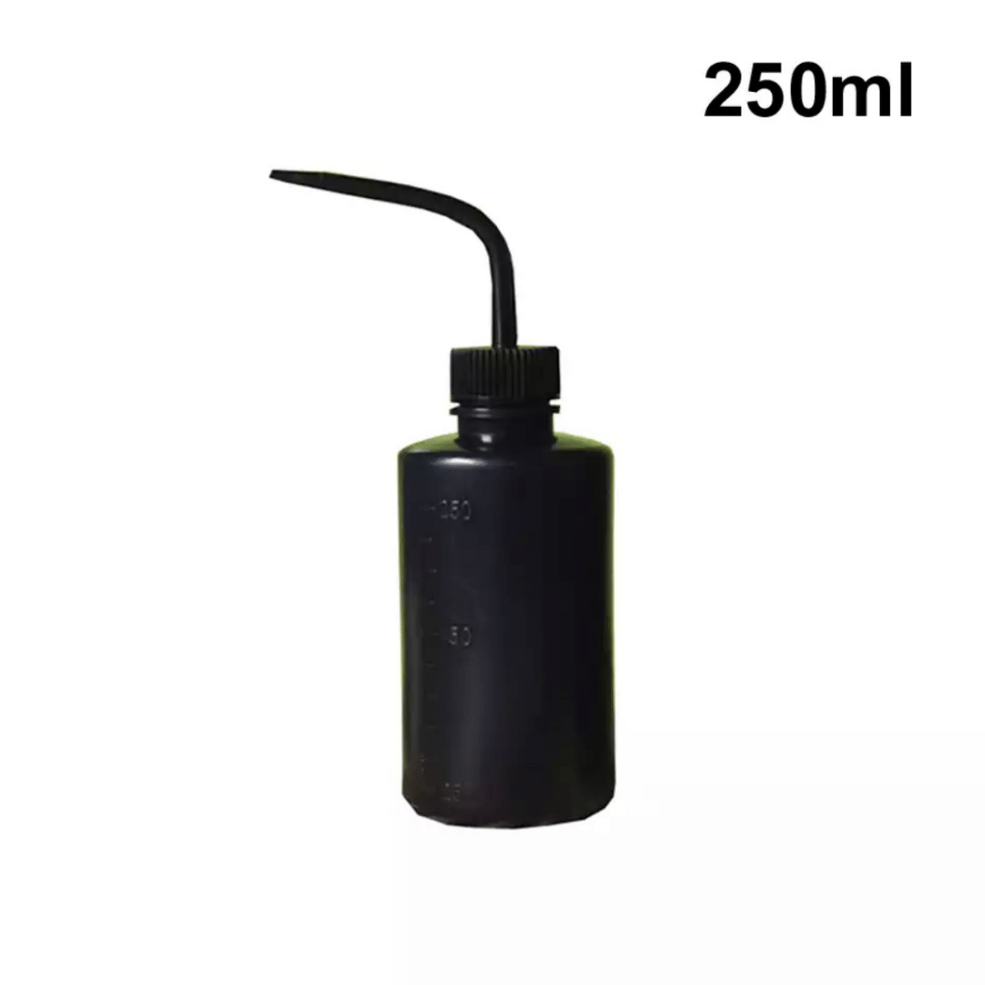 Botella 250 ml plastica para lavar las pestañas. Color negro